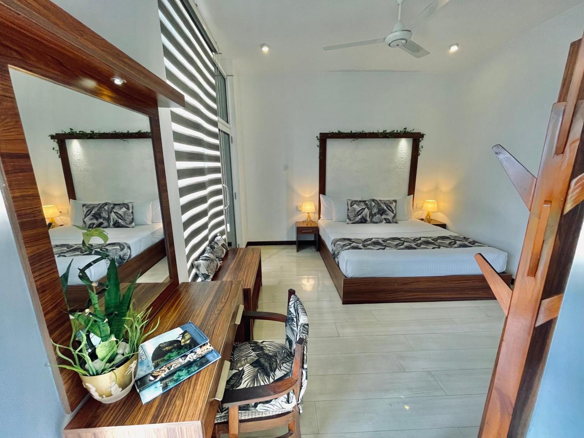 8 Plus Motels Negombo Eksteriør billede